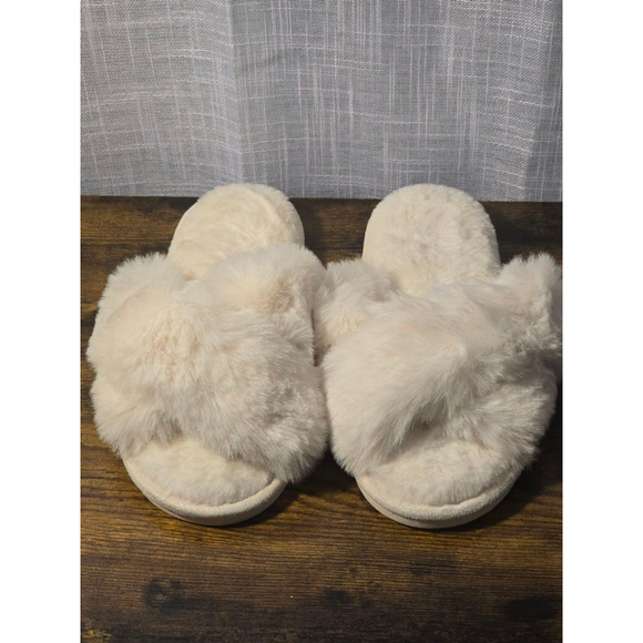 Women's Unbranded‎ Slippers 40-41 (9-10) Off-white fuzzy crisscross - Picture 1 of 5
